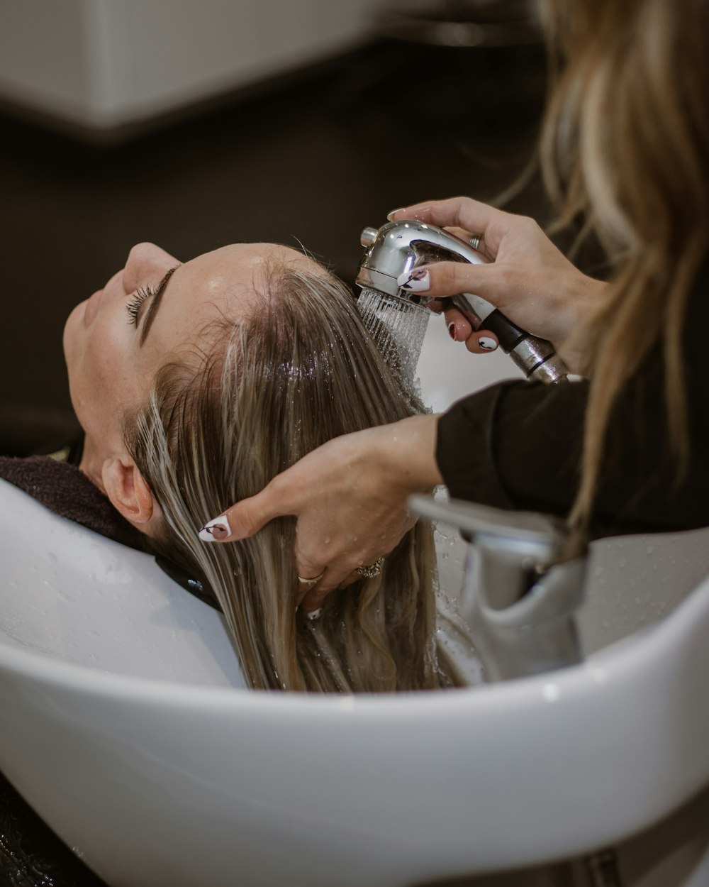 Corte sendo executado no salão