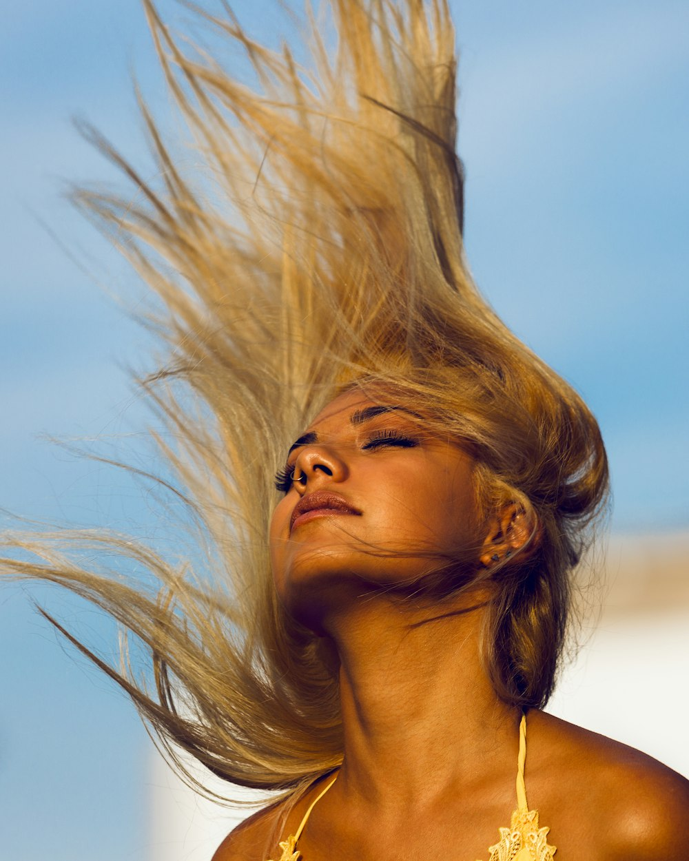 Cabelo loiro com movimento e brilho