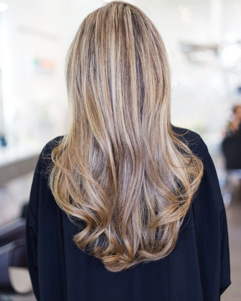 Trabalho de coloração em cabelo loiro